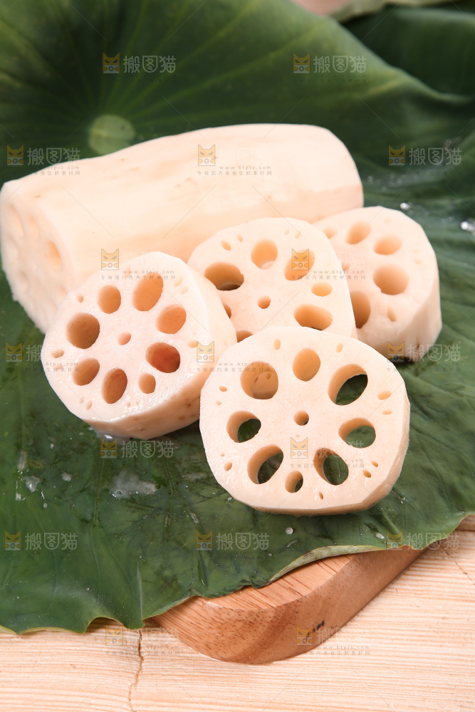 荷叶上切块的洪湖莲藕