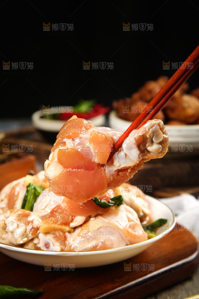 筷子上夹着小鸡腿