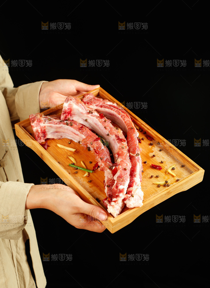 木板上放着腌制过的排骨