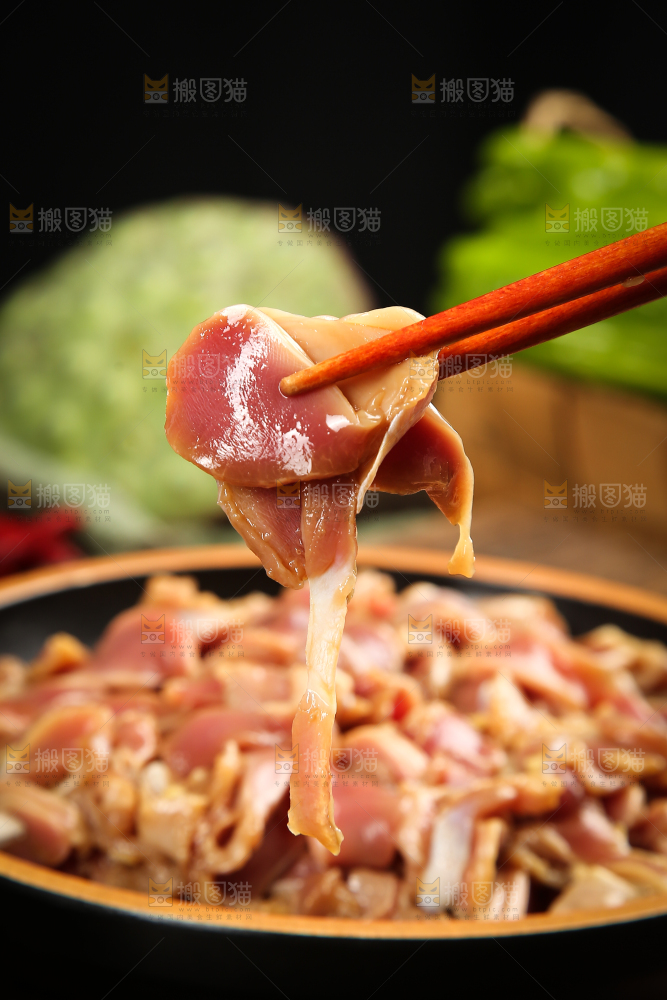 筷子夹着腌制的鸡胗