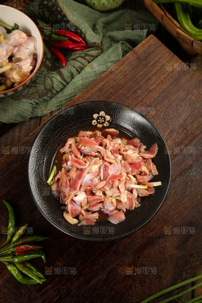 碗里腌制的鸡胗