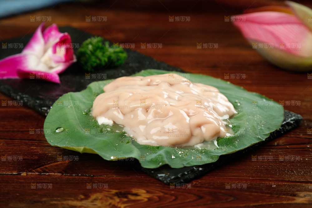 案板上摆放着新鲜猪脑