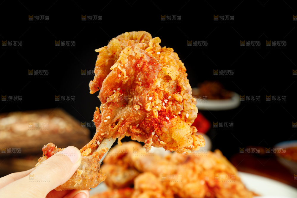 手里拿着炸鸡腿