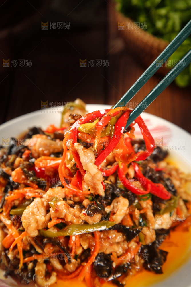 筷子上夹着肉丝