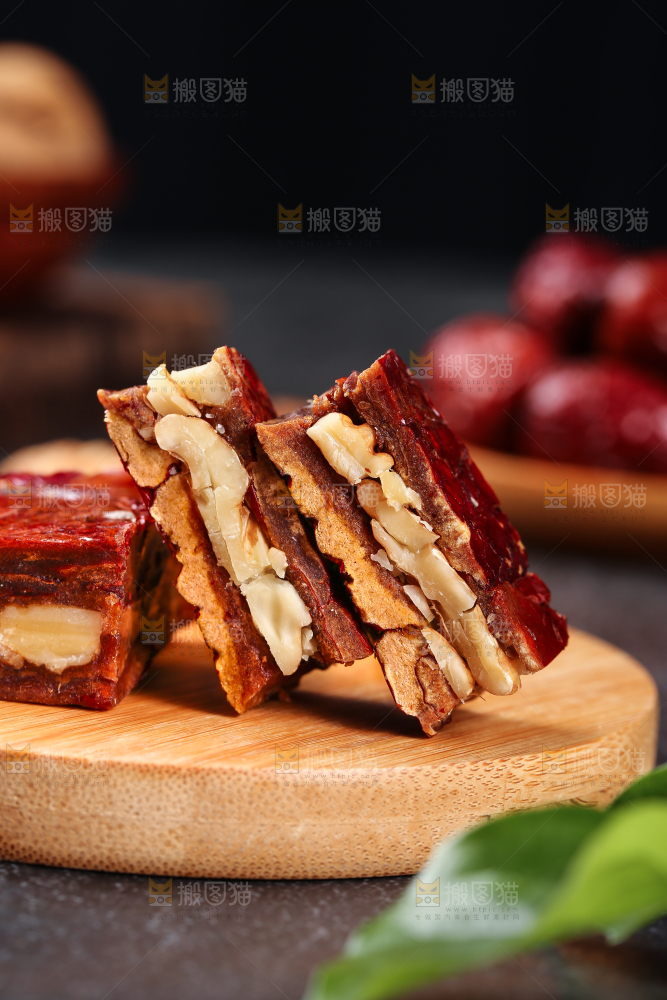 木板上摆放着新疆枣仁派