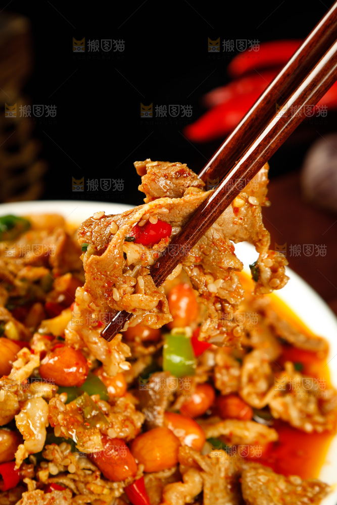 筷子上夹着凉拌牛肉
