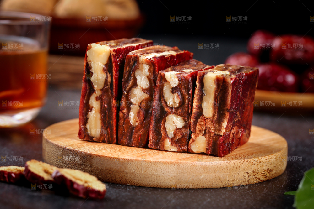 木板上摆放着新疆枣仁派