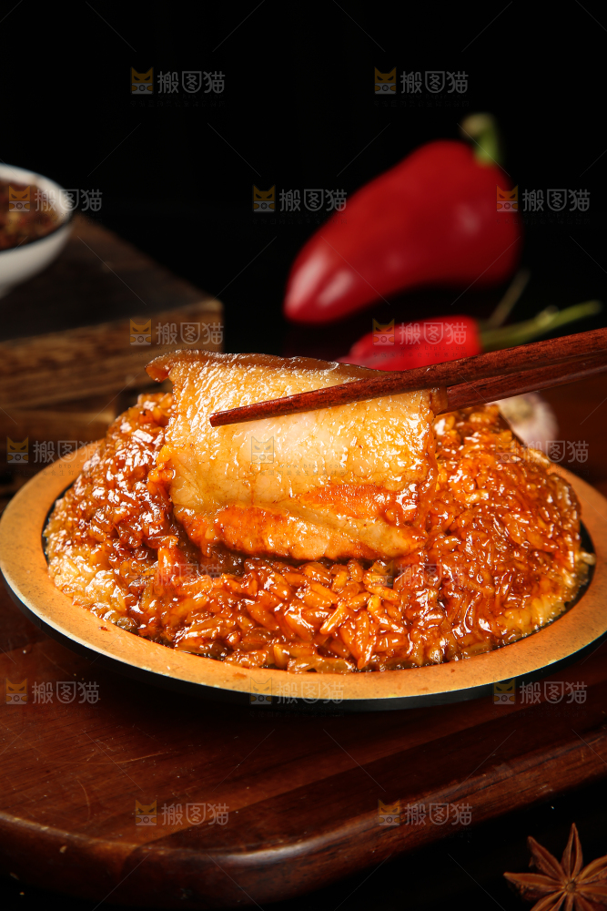 筷子上夹着肉