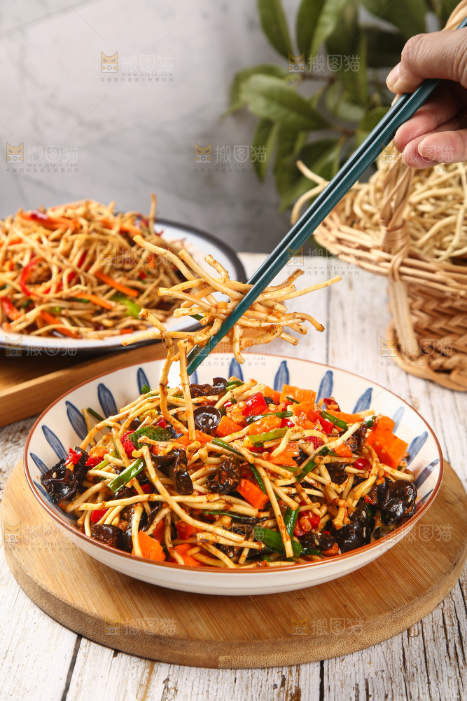 筷子上夹着凉拌鱼腥草