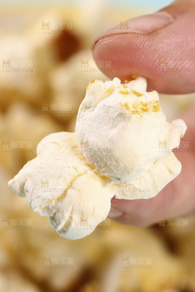 手里拿着爆米花