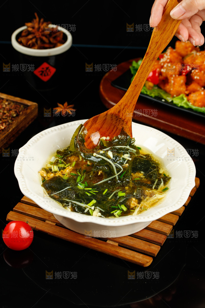勺子上舀着裙菜汤