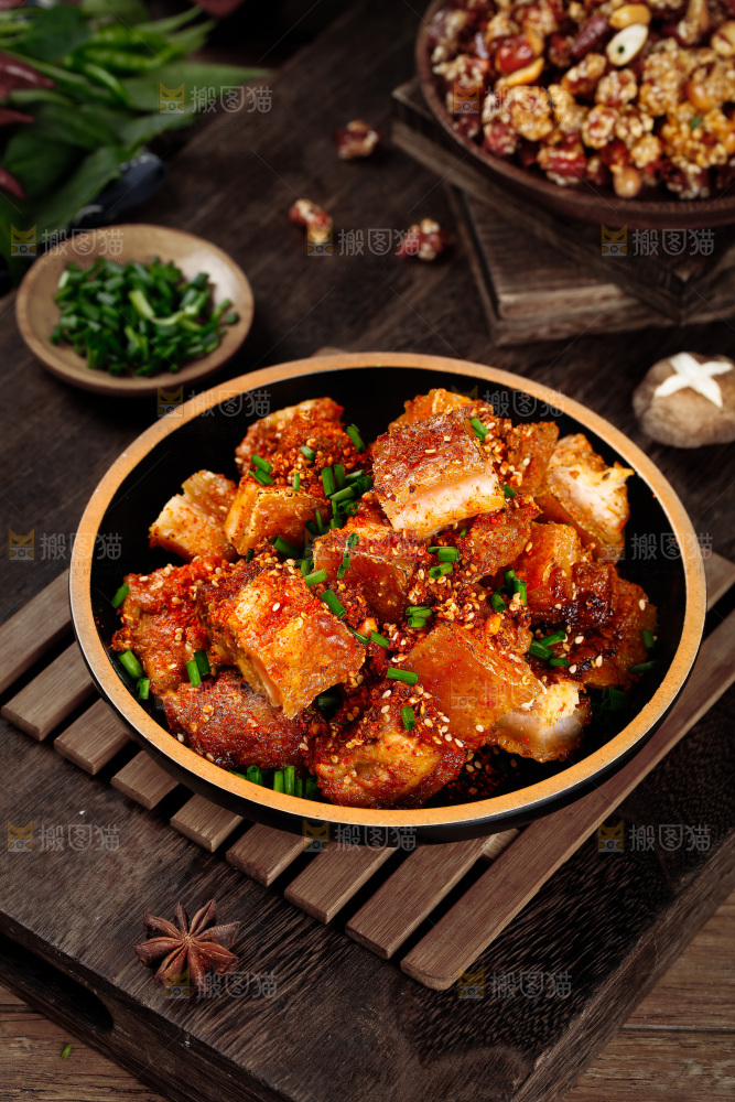 深底上放着一盘脆皮烤肉