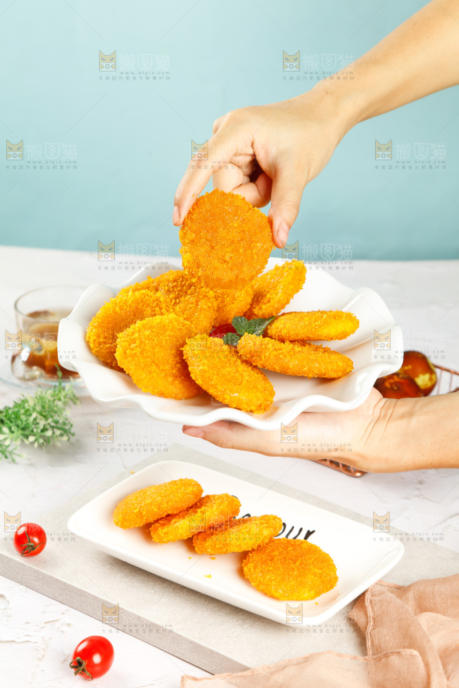 手里端着一盘油炸南瓜饼