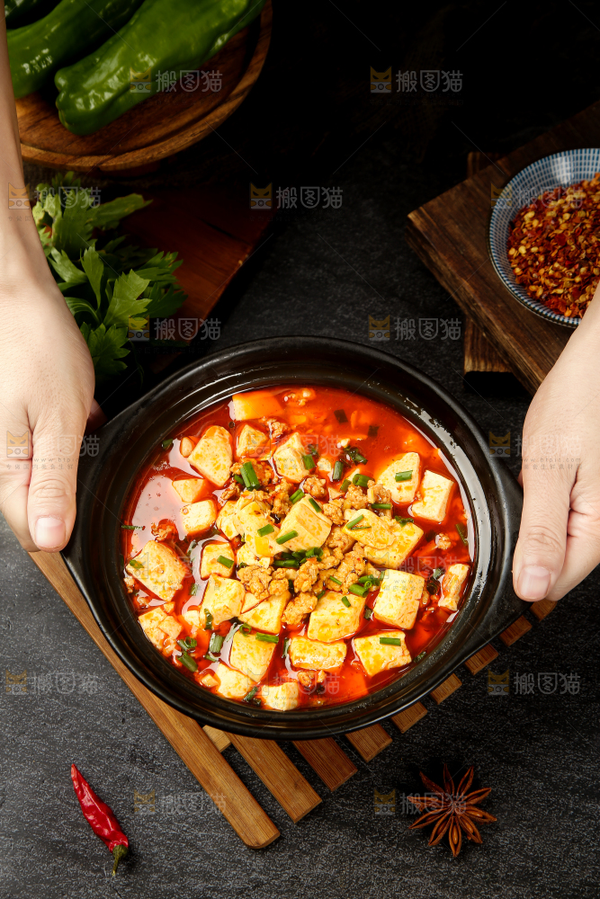 手里端着麻辣豆腐