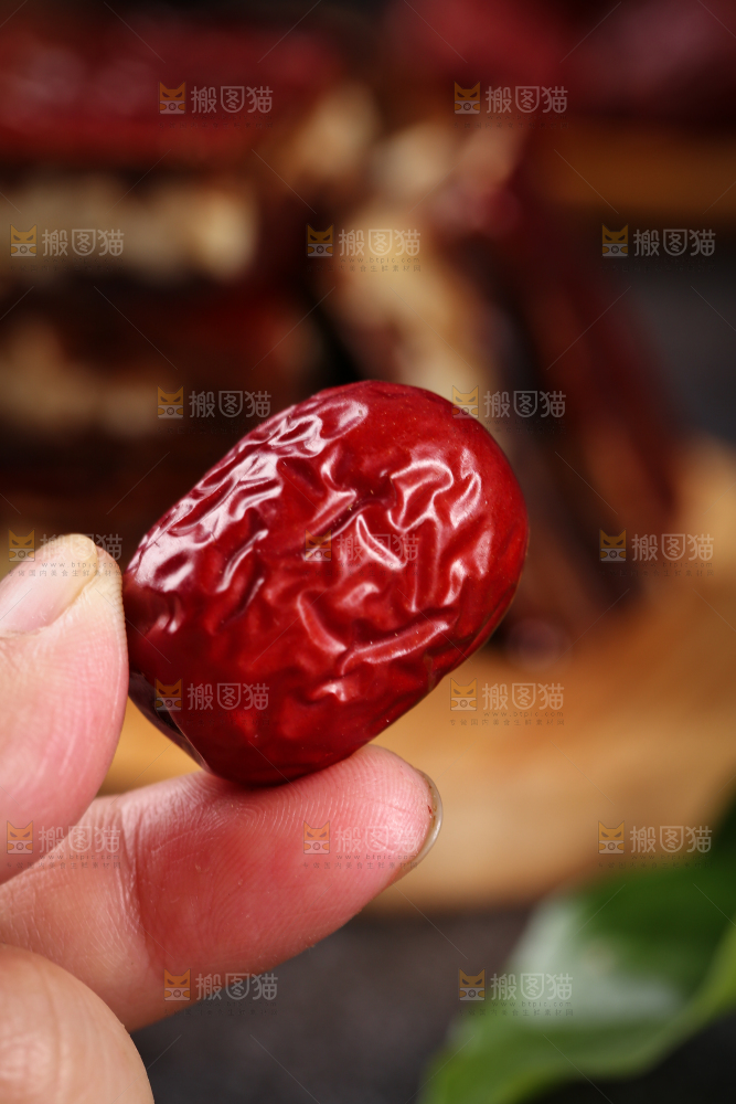 手里拿着红枣