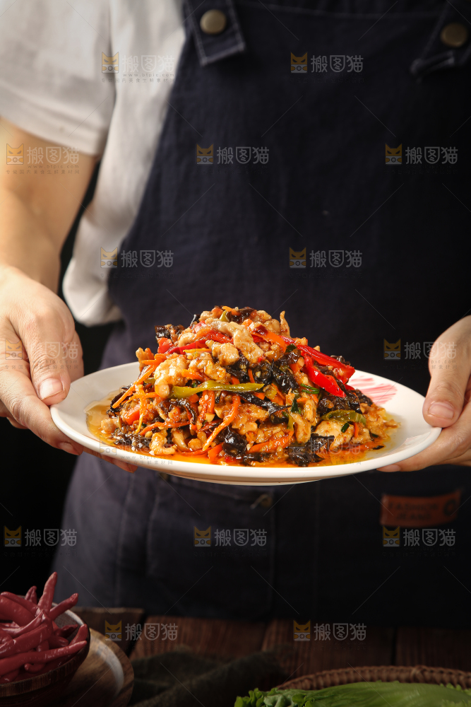 手里端着一盘鱼香肉丝