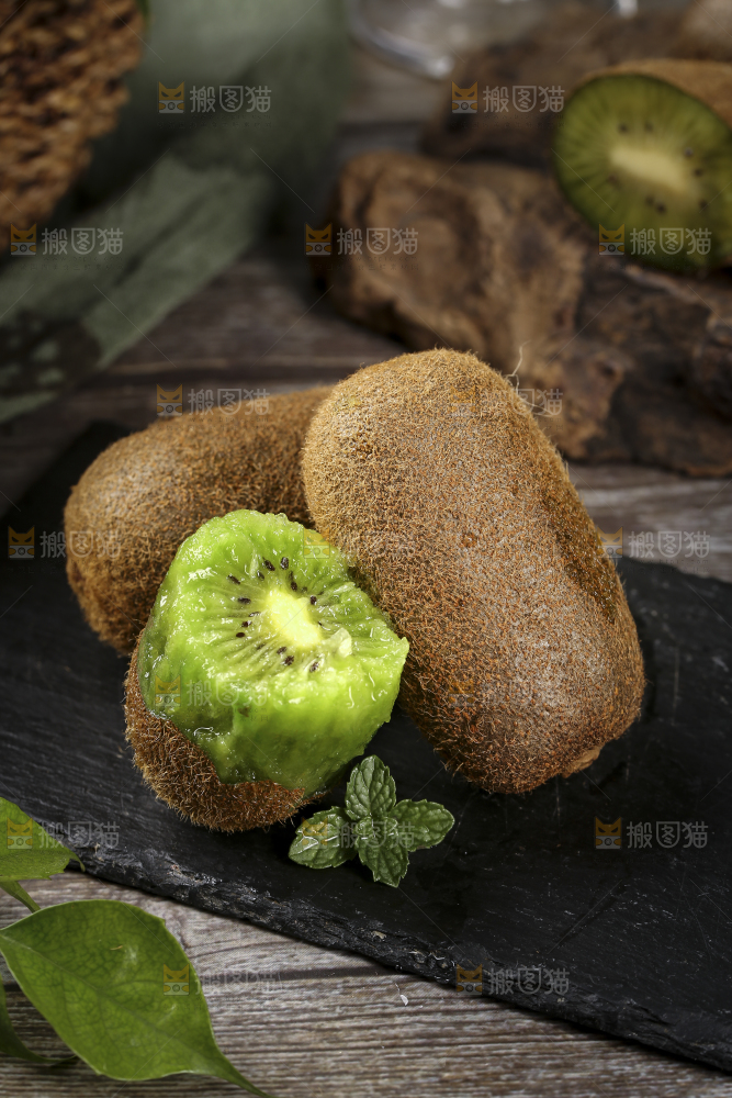 黑石板上放着修文绿心猕猴桃