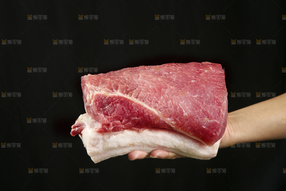 手里拿着里脊肉
