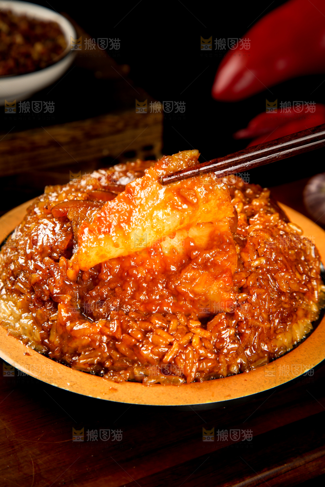 一盘烧白扣肉和筷子上夹着肉