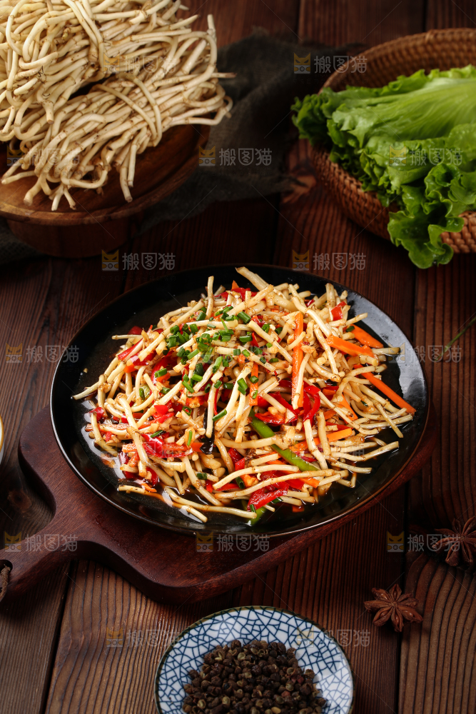 木板上一盘凉拌折耳根