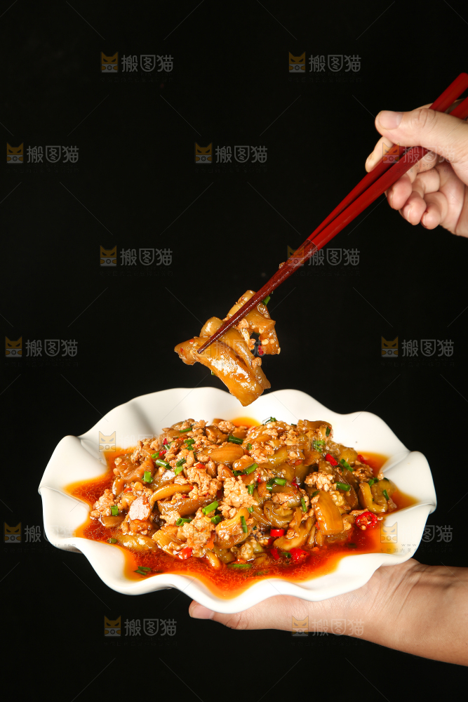 筷子上夹着肉末茄子