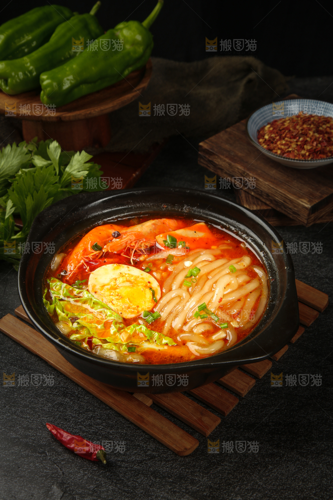 深底上放着砂锅土豆粉