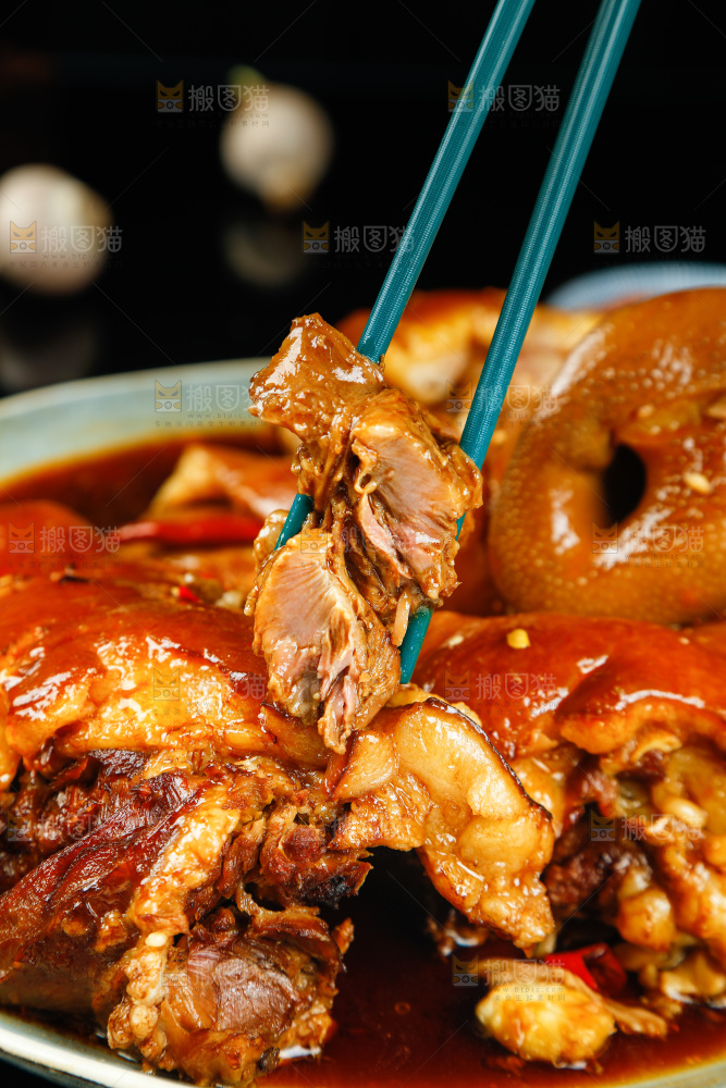 筷子上夹着酱香猪头肉