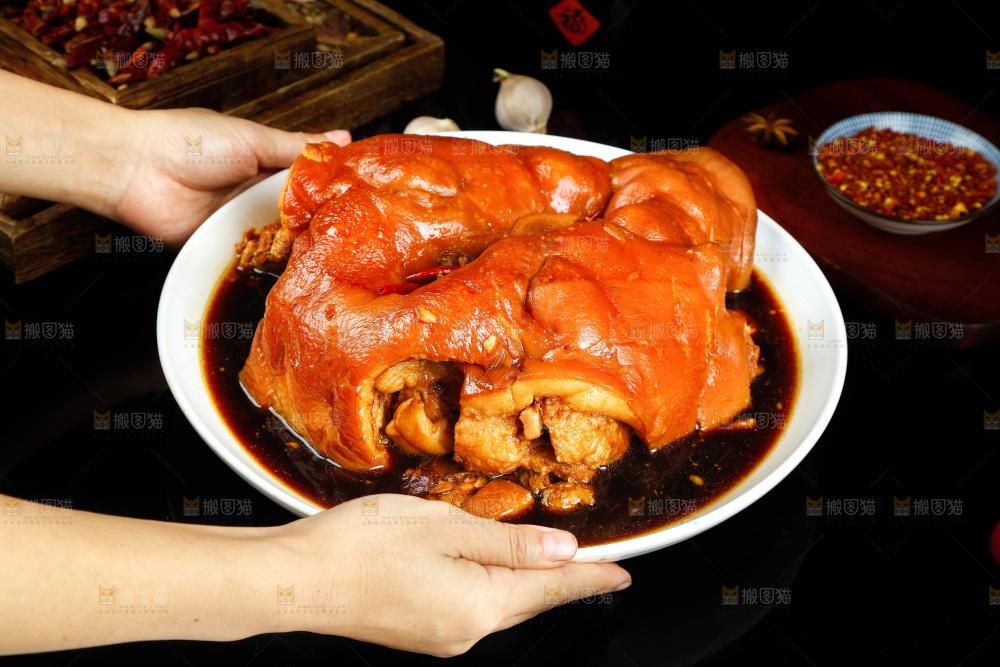 手里端着一盘猪头肉