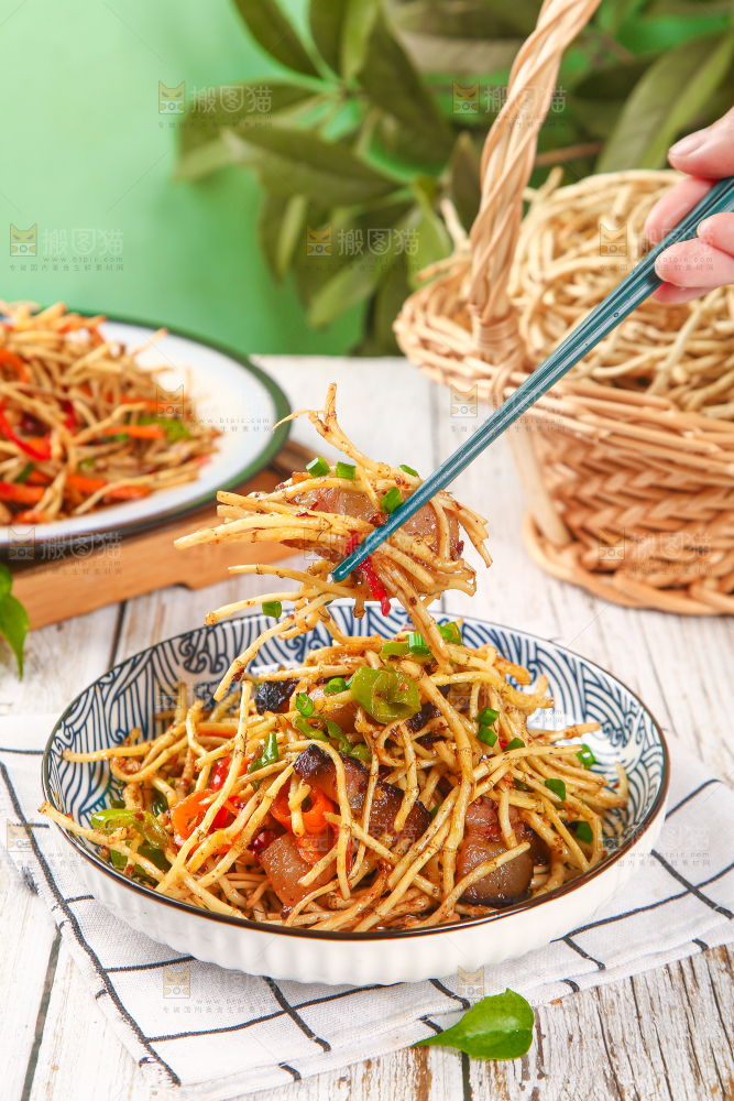 筷子上夹着折耳根腊肉