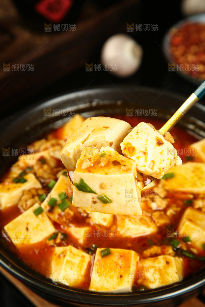 勺子上舀着豆腐