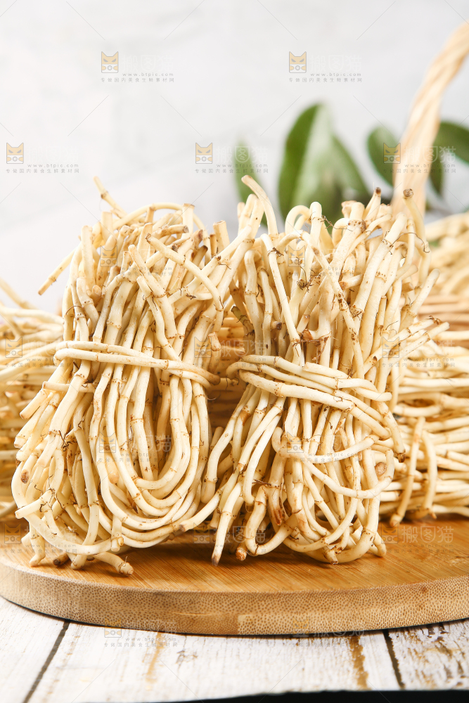 木板上放着一堆鲜嫩鱼腥草