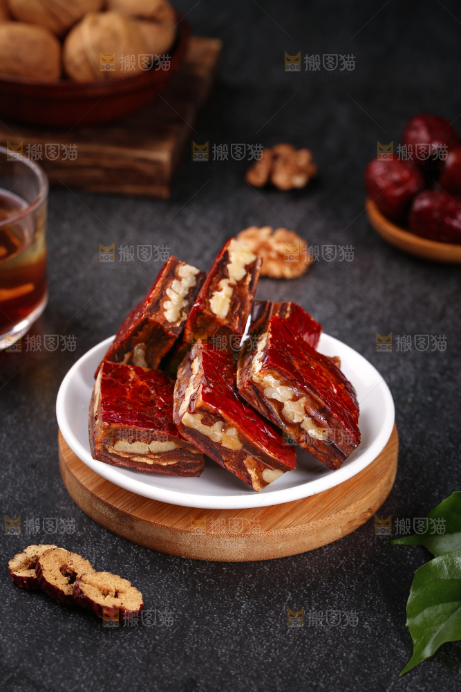 木板上放着一盘枣仁派
