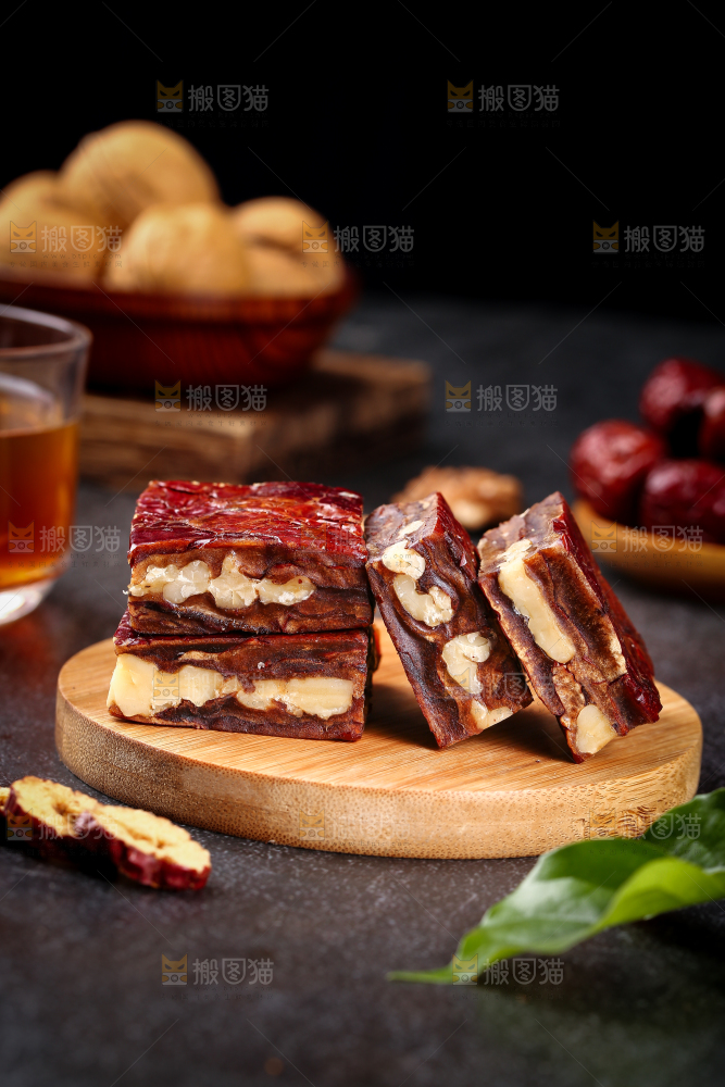 木板上摆放着新疆枣仁派