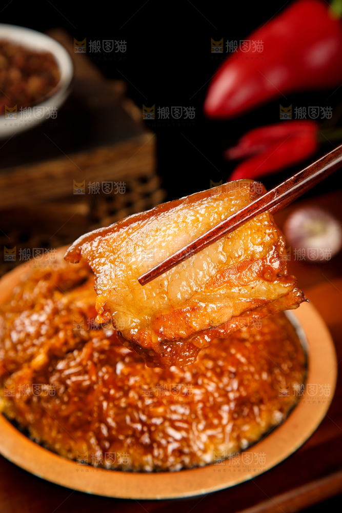 一盘烧白扣肉和筷子上夹着肉