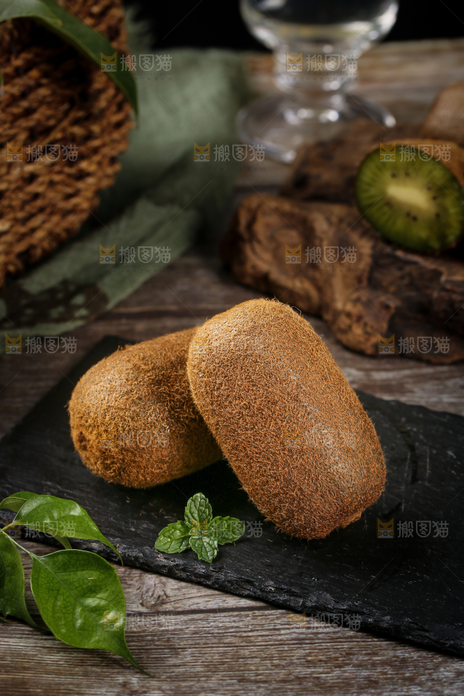 黑石板上的修文猕猴桃