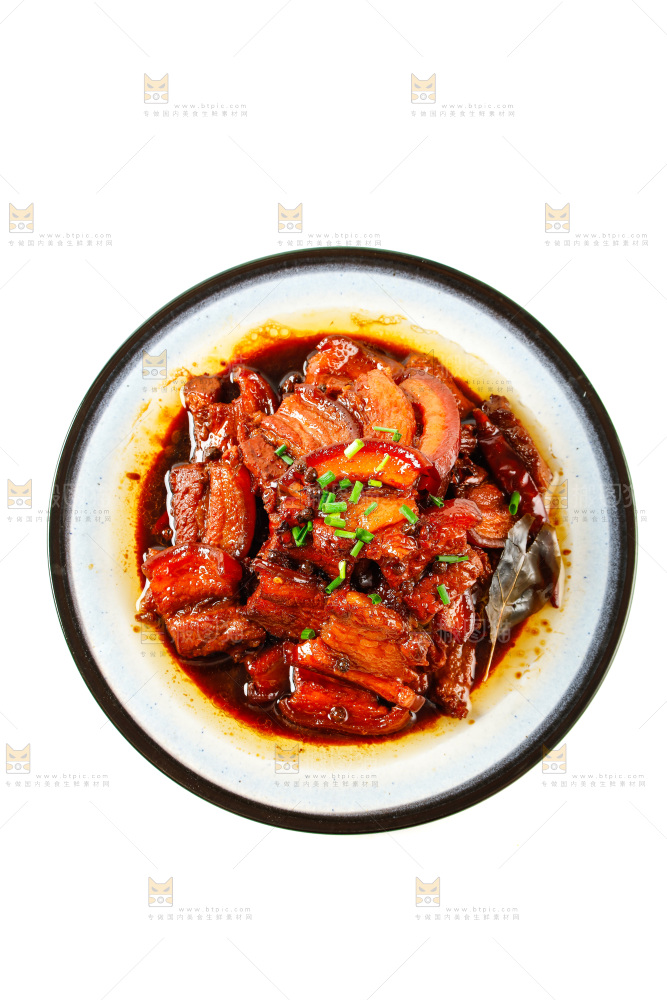 一盘红烧把子肉摆放在白底上