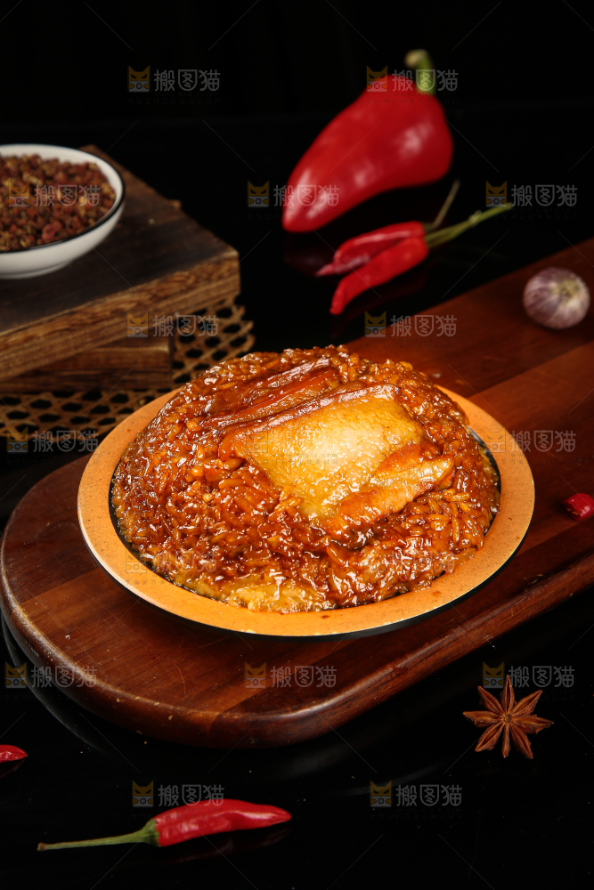 案板上摆放着一盘糯米蒸肉