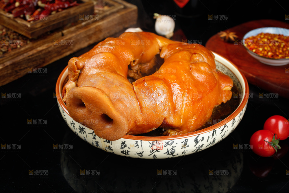 碗里放着卤猪头肉