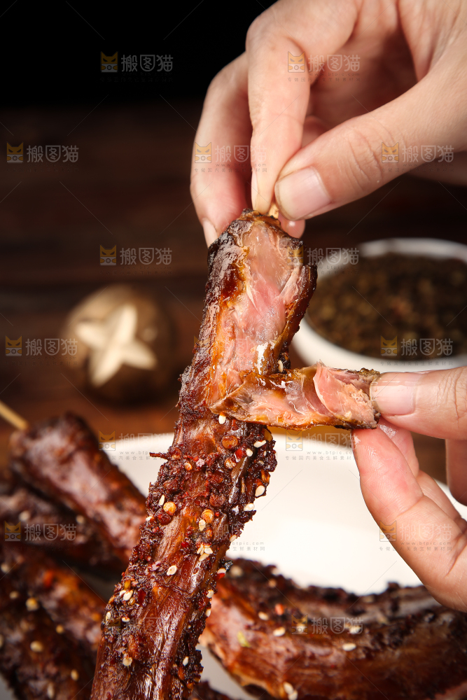 手里拿着手撕鸭脖