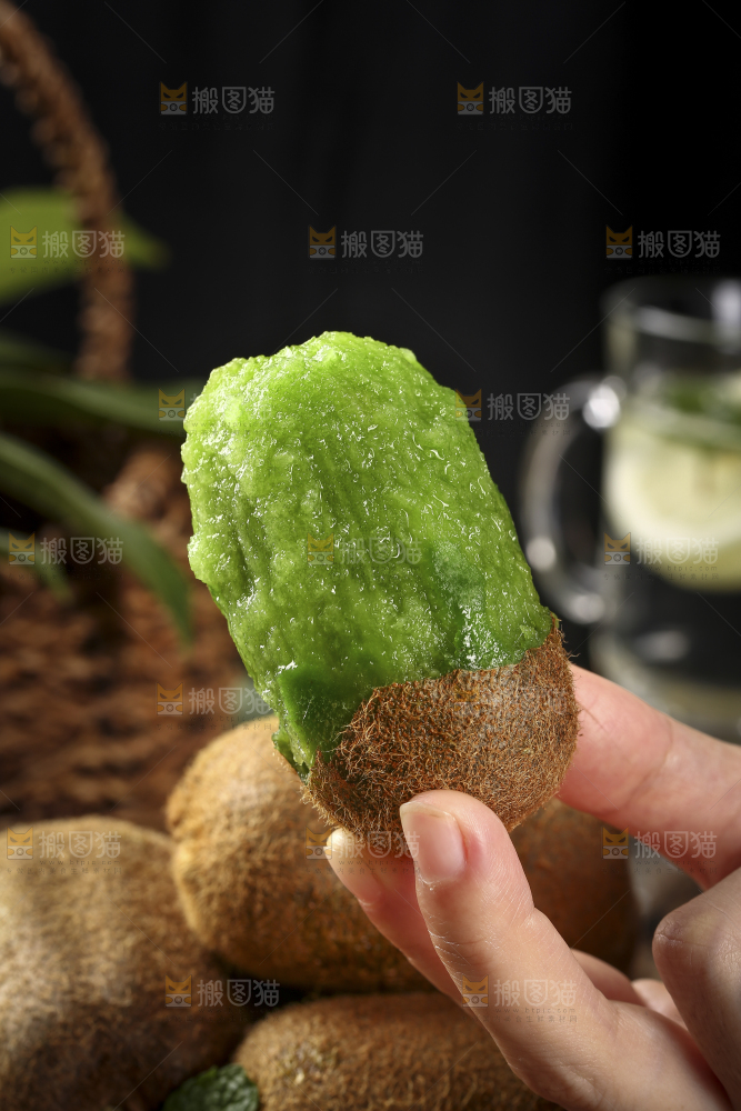 手里拿着撕开皮的猕猴桃