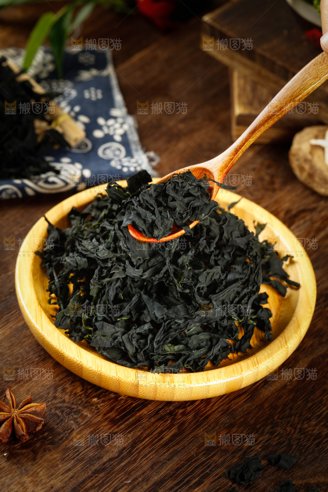 勺子上舀着海芥菜