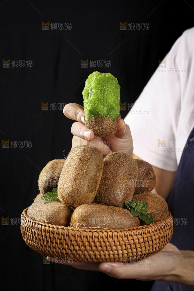 手里端着一篮贵州修文猕猴桃