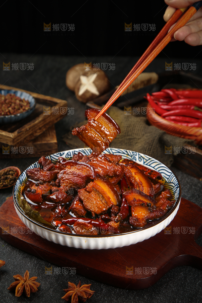 筷子上夹着一块秘制把子肉