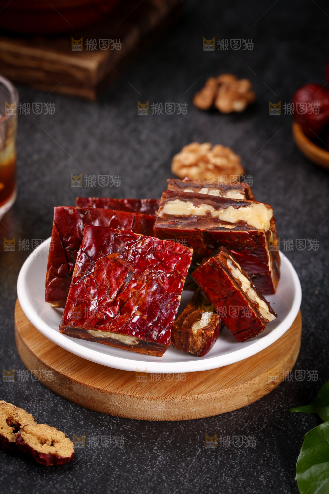 木板上放着一盘枣仁派