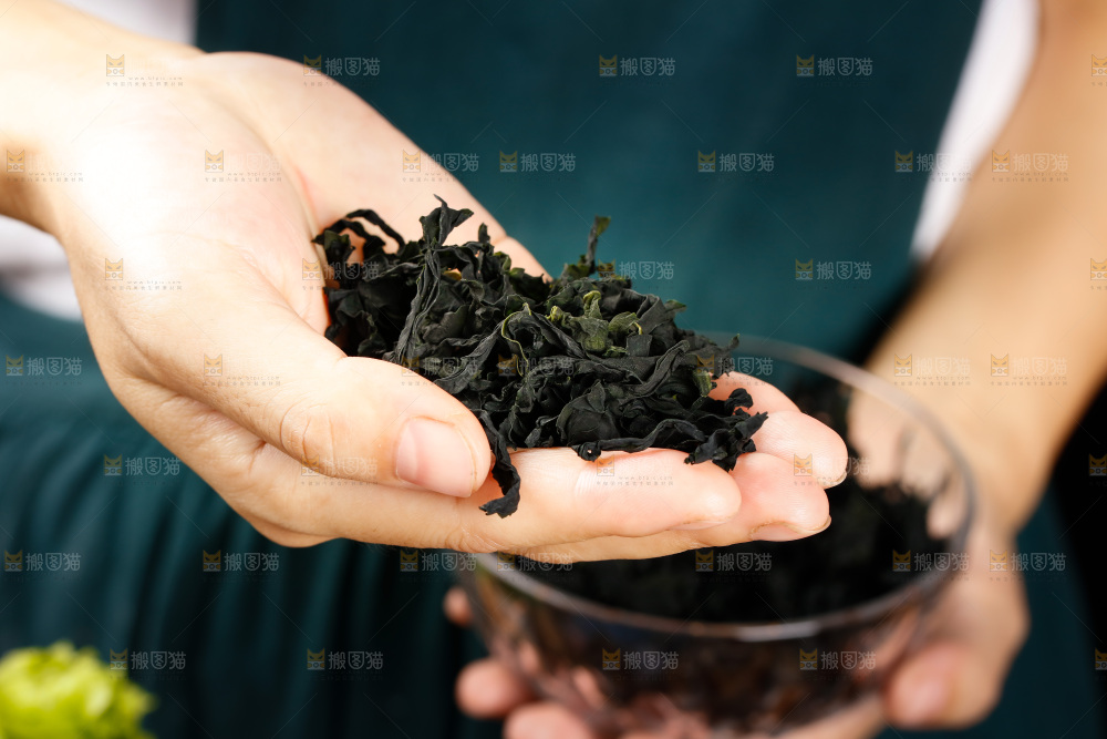 手里拿着裙带菜