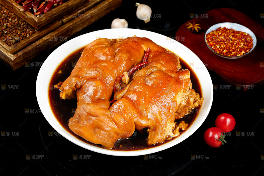 盘子里的酱香猪头肉