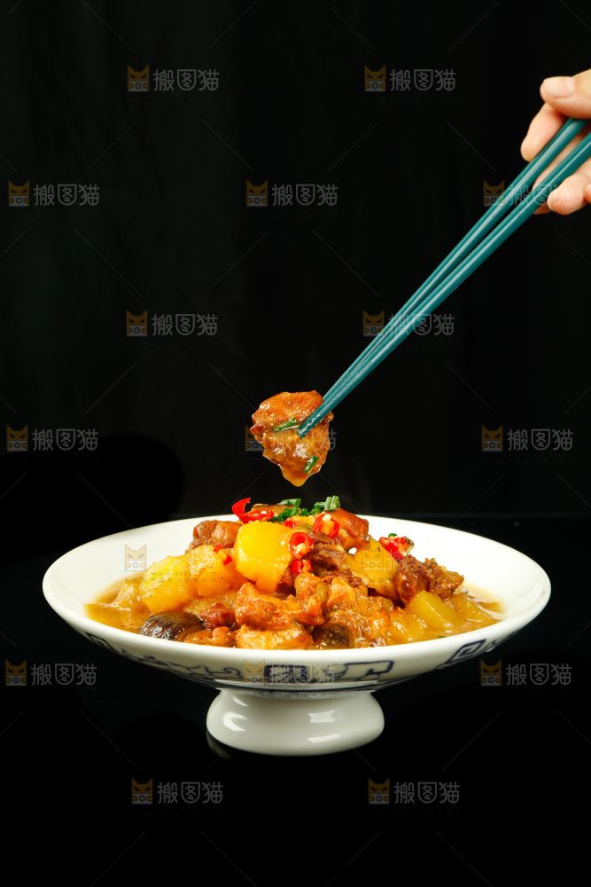 筷子上夹着黄焖鸡
