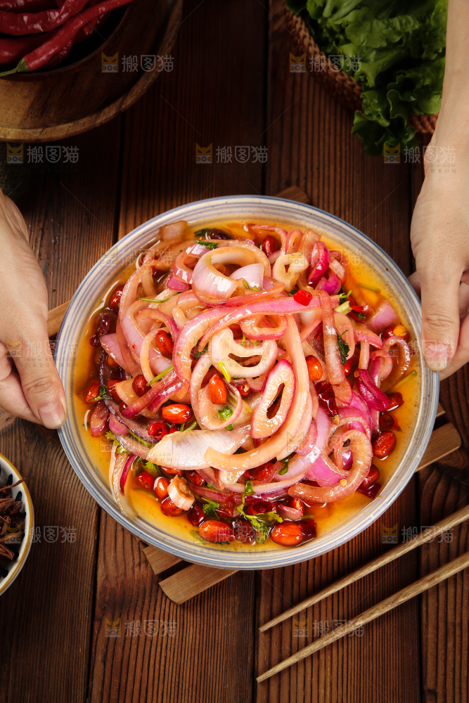 手里端着一盘拌圆葱丝