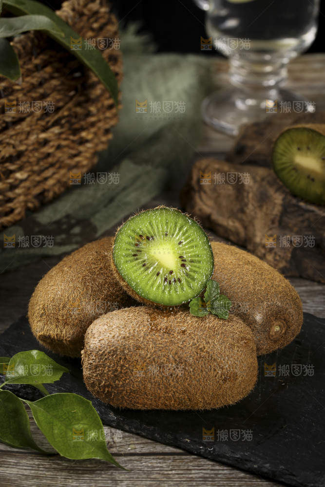 黑石板上放着修文绿心猕猴桃