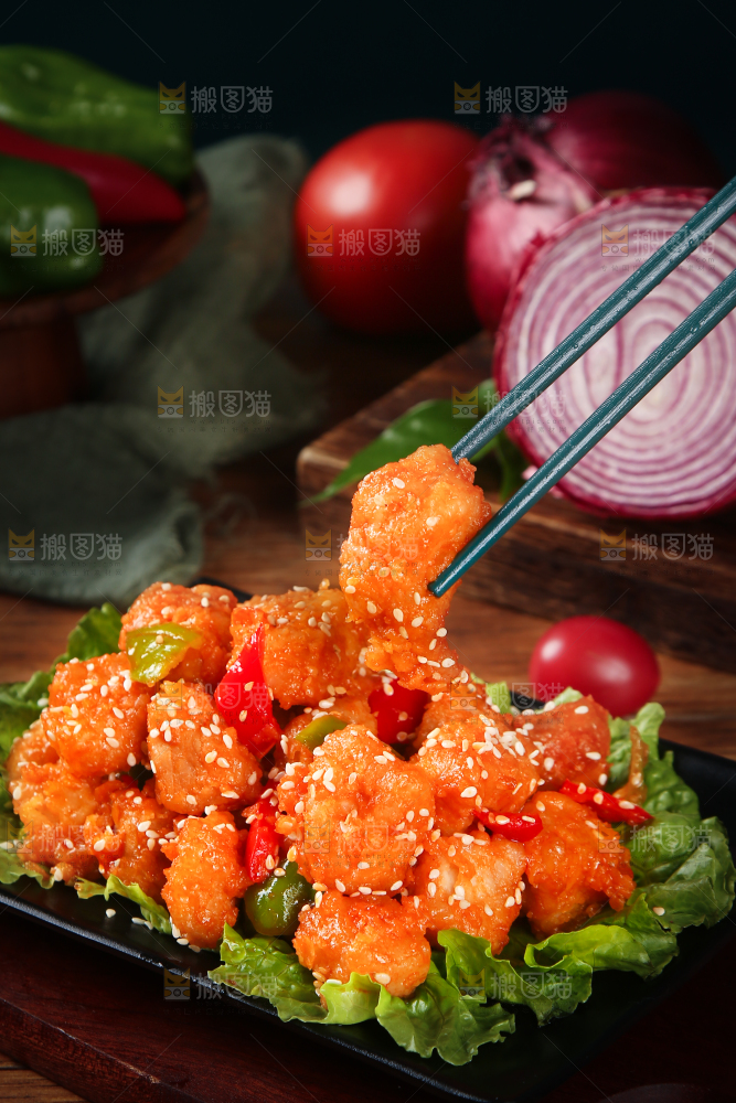 筷子上夹着咕咾肉